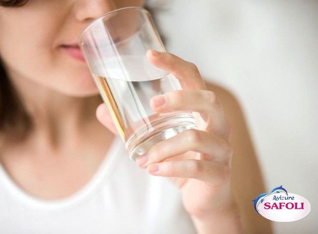 Uống đủ nước và ăn đủ chất giúp giảm chóng mặt khi mang thai