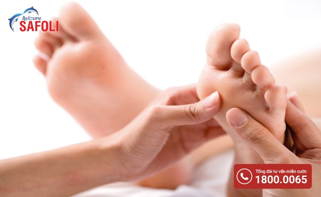 Giảm phù chân khi mang thai bằng massage chân