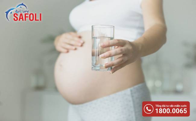 Uống nhiều nước, duy trì độ ẩm cho da giúp phòng tránh rạn da khi mang thai