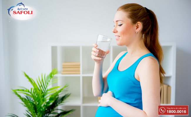 Uống đủ nước khi mang thai giúp bà bầu giảm ốm nghén