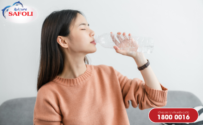 Uống đủ nước giúp hỗ trợ mẹ giảm đau bụng kinh hiệu quả